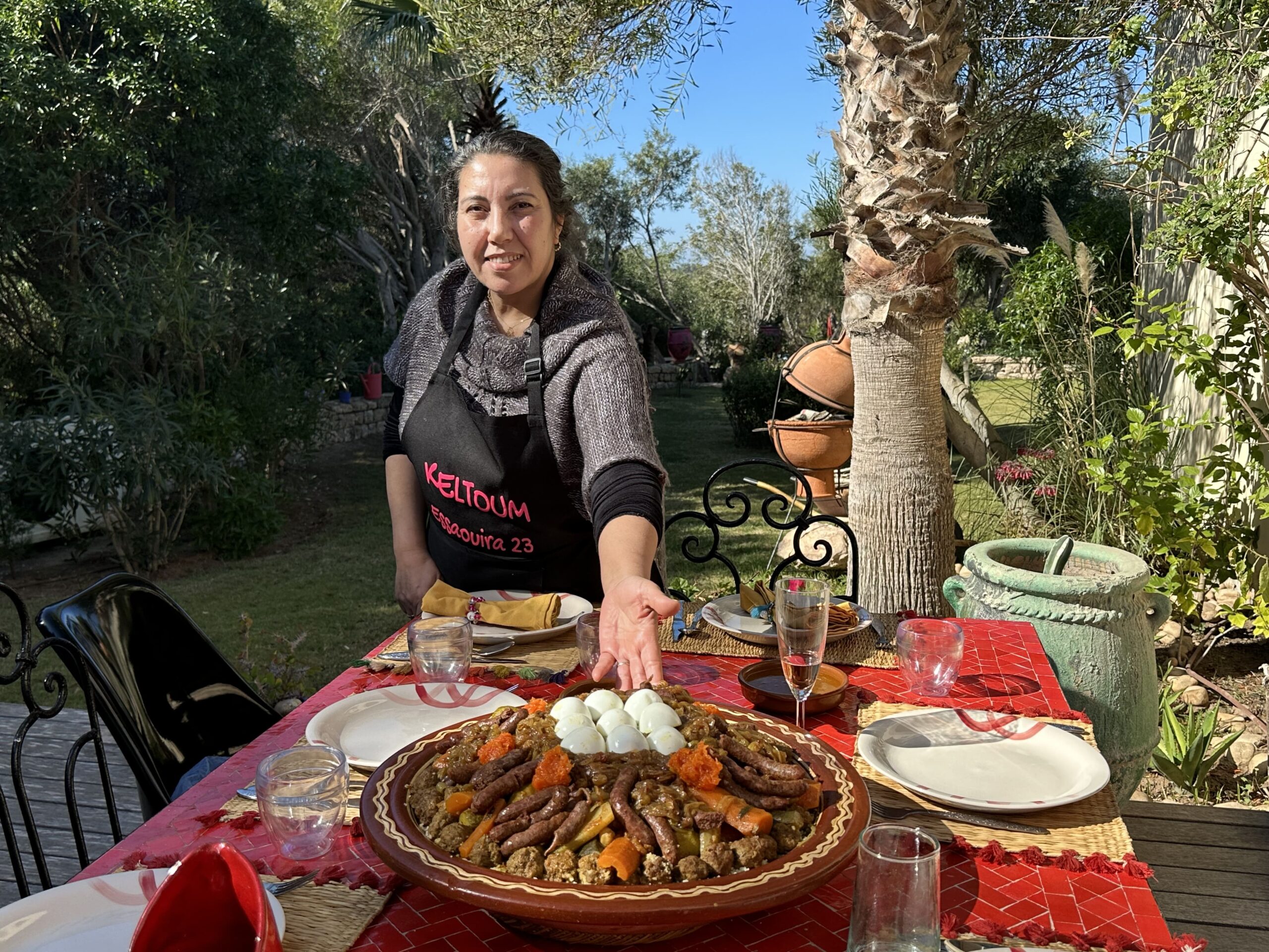 keltoum notre maitresse de maison et cuisinière servant le couscous royal à la villa au Maroc, Essaouira