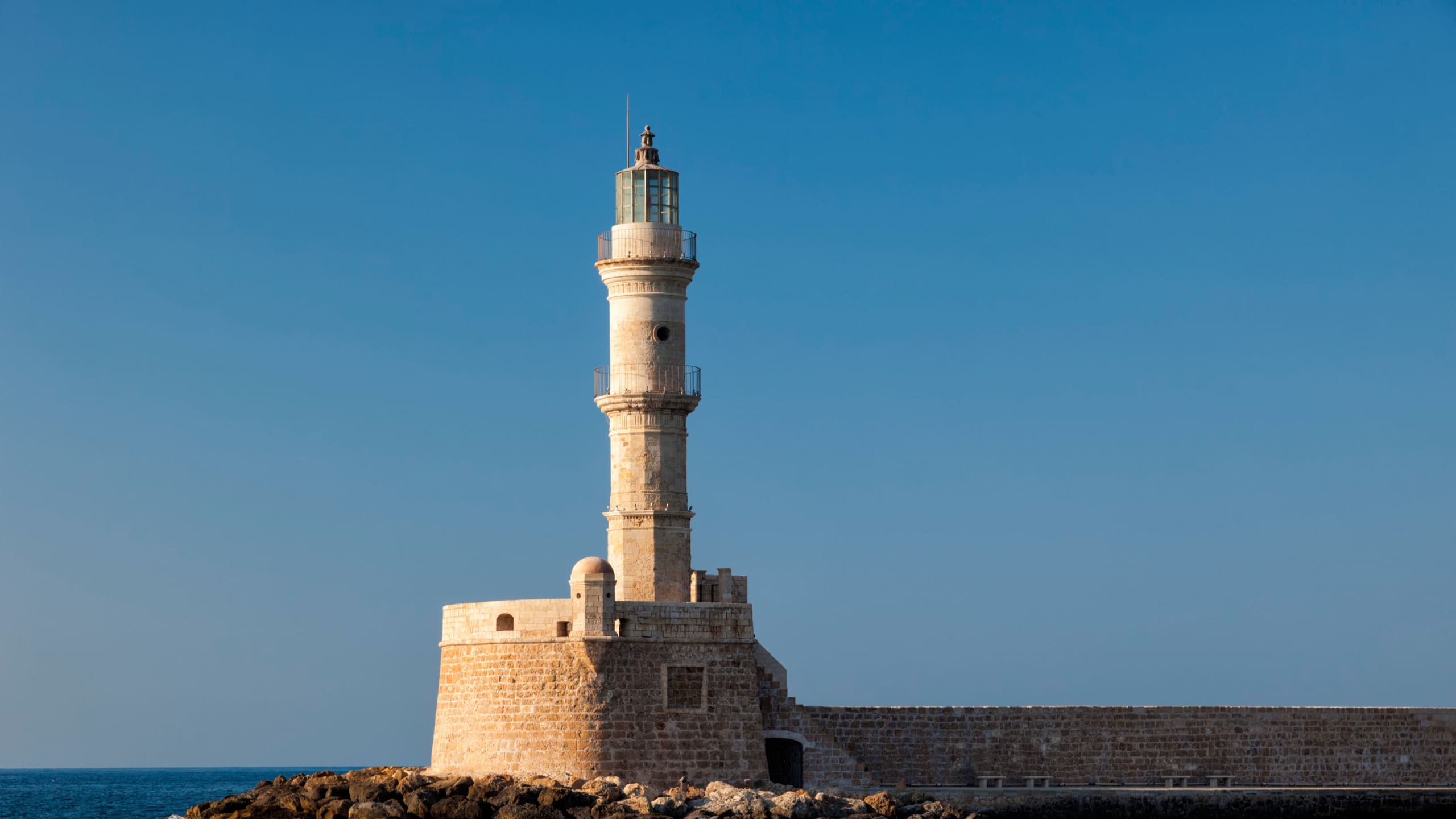 Notre vision représentée par le phare du port de La Canée